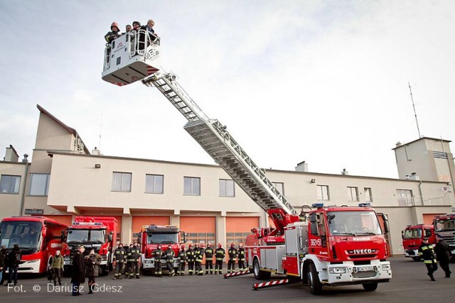 Państwowa Straż Pożarna w Wałbrzychu została doposażona w cztery nowe samochody, m.in. pojazd z drabiną