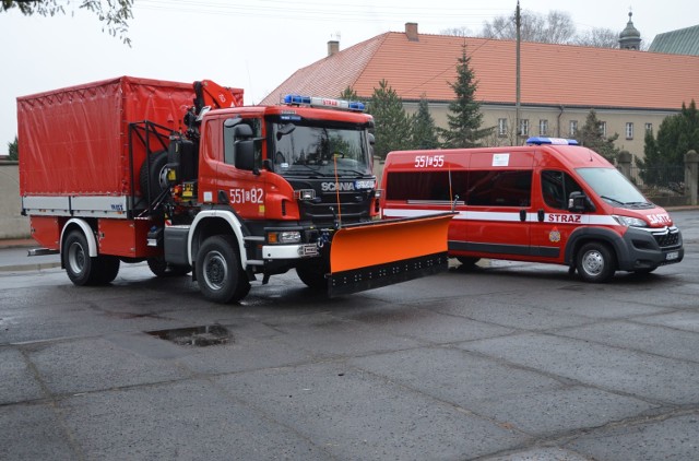 Komenda Powiatowa Państwowej Straży Pożarnej w Wieluniu wzbogaciła się o dwa nowe pojazdy ze sprzętem do prowadzenia akcji zarówno na lądzie, jak i wodzie