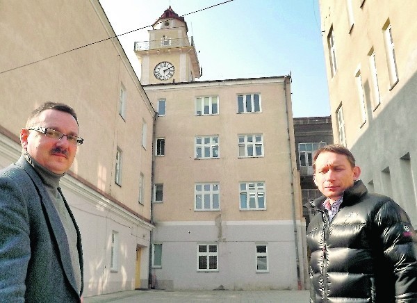 Adam Nowak i Krzysztof Szadkowski na podwórzu DPS. Ekran będzie rozwieszany na widocznej na wprost ścianie ratusza