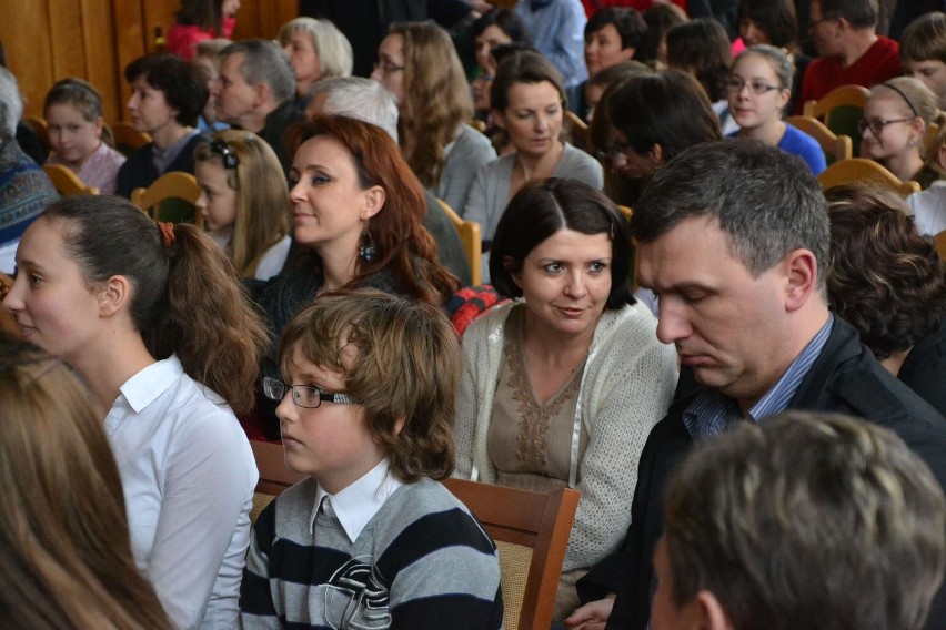 Malbork: Stypendia burmistrza dla uczniów wręczone w sali narad Urzędu Miasta