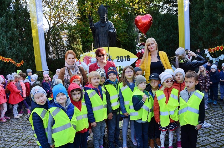 Dzieci z bełchatowskich przedszkoli przyniosły serduszka pod pomnik papieża Jana Pawła II [ZDJĘCIA]