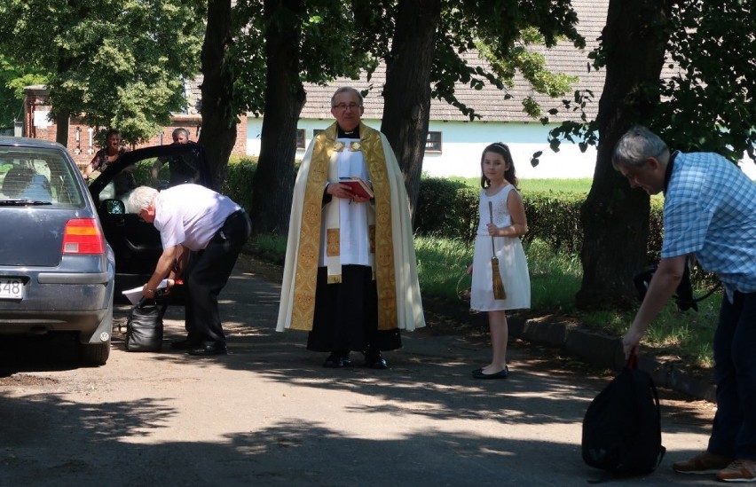 Strzyżewice. Na cokole stanęła nowa figura Matki Boskiej. Sfinansowano ją ze zbiórki prowadzonej wśród mieszkańców [ZDJĘCIA]