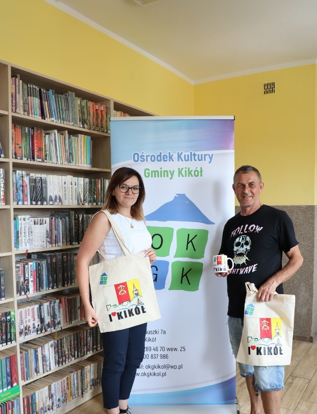 Oryginalne torby czekają w bibliotece. Autorem rysunku jest lokalny artysta Adam Falkowski. Na zdjęciu z Anetą Falkowską, dyrektor Ośrodka Kultury i Biblioteki w Kikole.