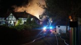 Nocna akcja strażaków. W Wapniarni Trzeciej stanął w ogniu dom [ZDJĘCIA, VIDEO]