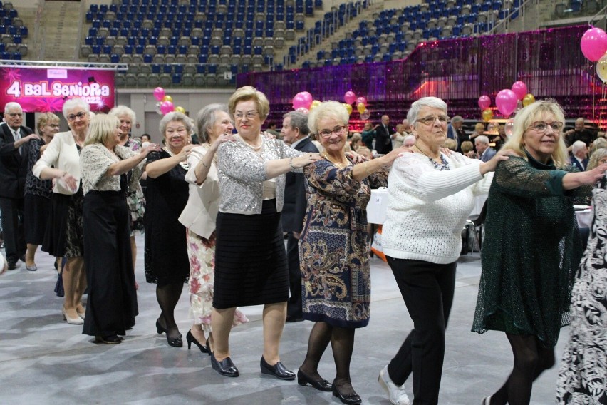 Niesamowity Bal Seniora w Radomskim Centrum Sportu. Bawiło się kilkaset osób. Zobacz zdjęcia