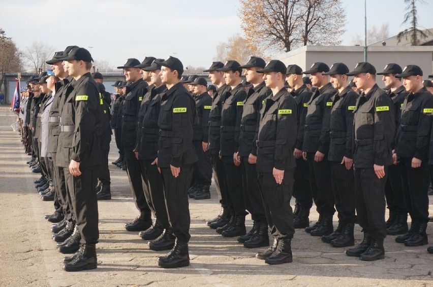 Policja: ślubowanie i przysięga nowo przyjętych policjantów w Katowicach