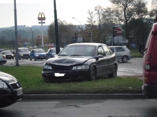 Wypadek na skrzyżowaniu ul. K.Jadwigi z Al. Piłsudskiego: potrącony policjant na motocyklu [ZDJ]