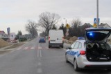 Wypadek w Bielanach. 73-letnia kobieta została potrącona przez samochód dostawczy na przejściu dla pieszych