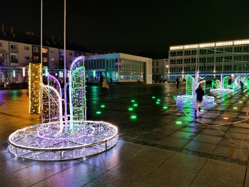 Świąteczne iluminacje w Koszalinie wieczorową porą.