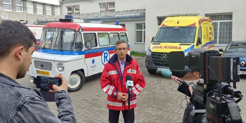 W Gdańsku dostępna jedna trzecia karetek. Trzeba je zastępować nawet śmigłowcem. Protest trwa, poseł kontroluje