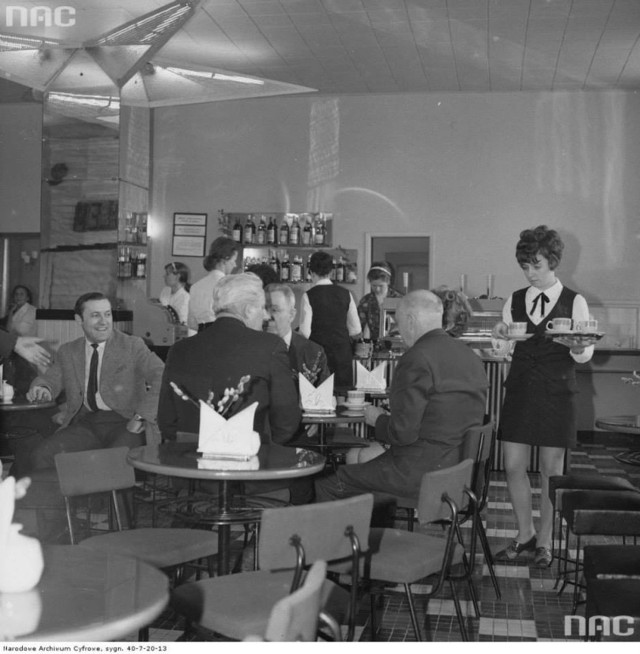 Kelnerka obsługuje klientów w warszawskiej kawiarni "Hawana", między 1967 a 1974.