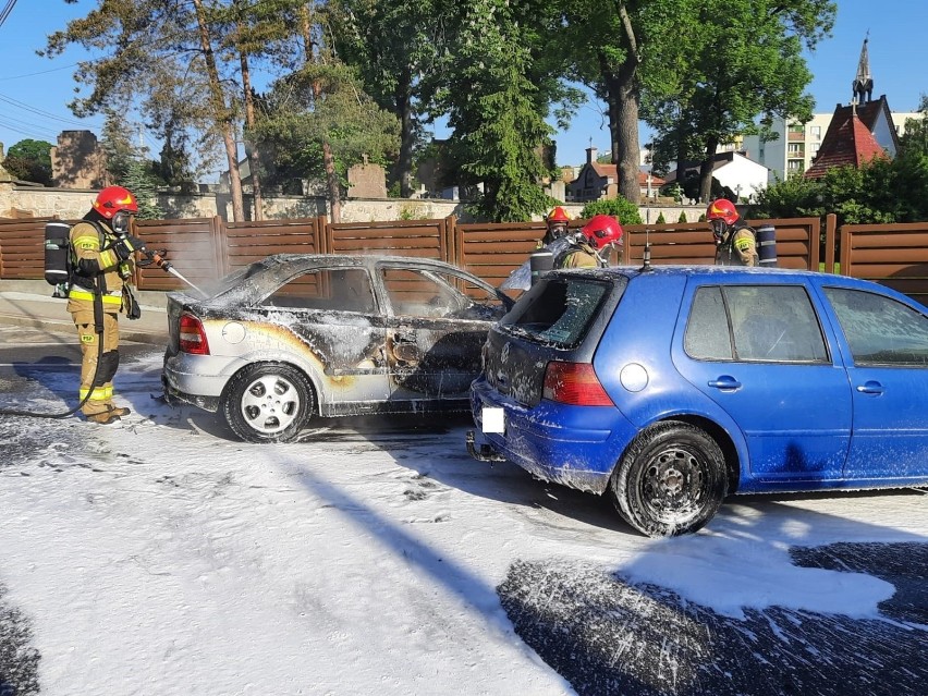 Brzesko. Pożar samochodu na ulicy Słowackiego. W wyniku wysokiej temperatury uszkodzony został również inny pojazd na parkingu [ZDJĘCIA]