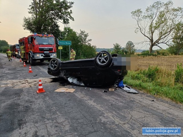 Wypadek koło Lubina. VW wypadło z drogi i dachowało