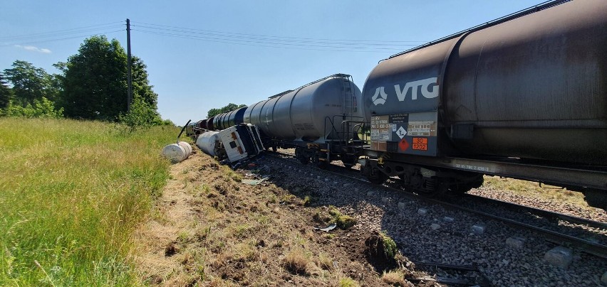 Wypadek kolejowy w Rybnie Wielkim. Betoniarka wjechała pod pociąg