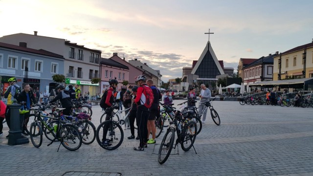 Night Biking w Jaworznie. Rowerzyści spotkali się na rynku w centrum. Stąd wyruszyli po zmierzchu w trasę.

Zobacz kolejne zdjęcia. Przesuń w prawo - wciśnij strzałkę lub przycisk NASTĘPNE