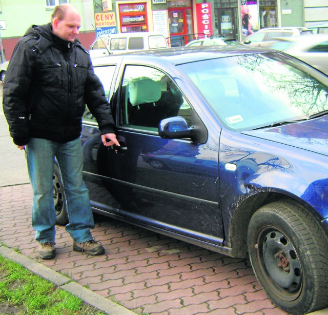 Wojciech Petrykowski chciał odnowić swoje 13 -letnie auto. Miało być  jak nowe, ale - jego zdaniem - w warsztacie lakierniczym  jedynie je zdewastowano...