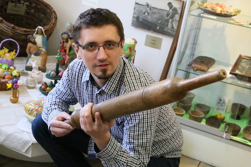 Łukasz Bednaruk prezentuje zabytkową śmigusówkę.