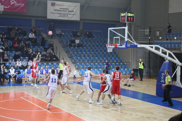 Dąbrowskim koszykarzom do końca sezonu zasadniczego pozostały już tylko dwa spotkania