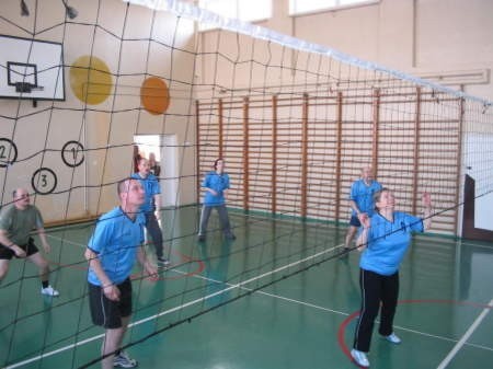 Nauczyciele szkoły w Kmiecinie przygotowują się do odbioru zagrywki. Fot. archiwum