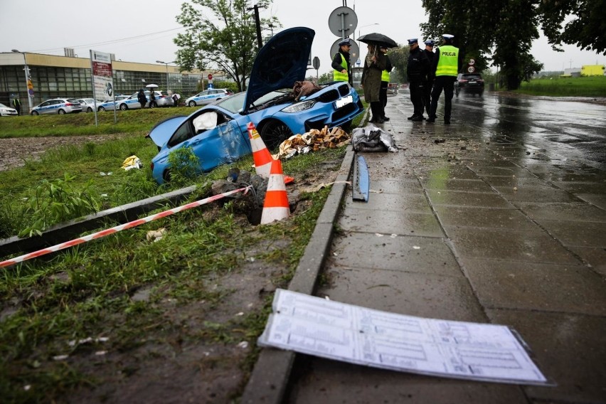 Kraków. Kierowca BMW, który wjechał w grupę osób na przystanku, usłyszał zarzut. Grozi mu więzienie