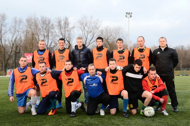 GÓRNY RZĄD OD LEWEJ: Paweł Jędyk, Marek Rusek (grający szkoleniowiec AKS-u), Jakub Zawartka, Łukasz Walczak, Mateusz Krochmal, Bartłomiej Ślufcik, Marcin Latos (prezes klubu). DOLNY RZĄD OD LEWEJ:  Mariusz Czapla, Bartłomiej Woźniakowski, Wojciech Śmigiel, Mariusz Pacek, Amadeusz Tutaj, Patryk Jas, Piotr Woźniakowski. Nieobecni na zdjęciu :Daniel Sobczyk,Patryk Chromy, Dominik Zachariasz.