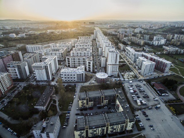 Budowa Avii ruszyła w 2011 roku. Pierwsze budynki oddano do użytku dwa lata później. Później zaczęły wyrastać kolejne bloki. Docelowo ma zamieszkać w nich ok. 10 tys. osób