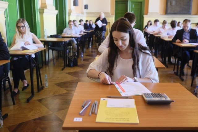 W poniedziałek, 7 maja maturzyści w całym kraju piszą egzamin z królowej nauk. Zobaczcie, jak było w I Liceum Ogólnokształcącym w Toruniu.

Zobacz także: VELO Toruń - Michał Kwiatkowski zaprosił do wspólnej rywalizacji kolarzy [DUŻO ZDJĘĆ]

Maturzyści z I Liceum Ogólnokształcącego w Toruniu zmierzyli się z egzaminem z matematyki [ZDJĘCIA]