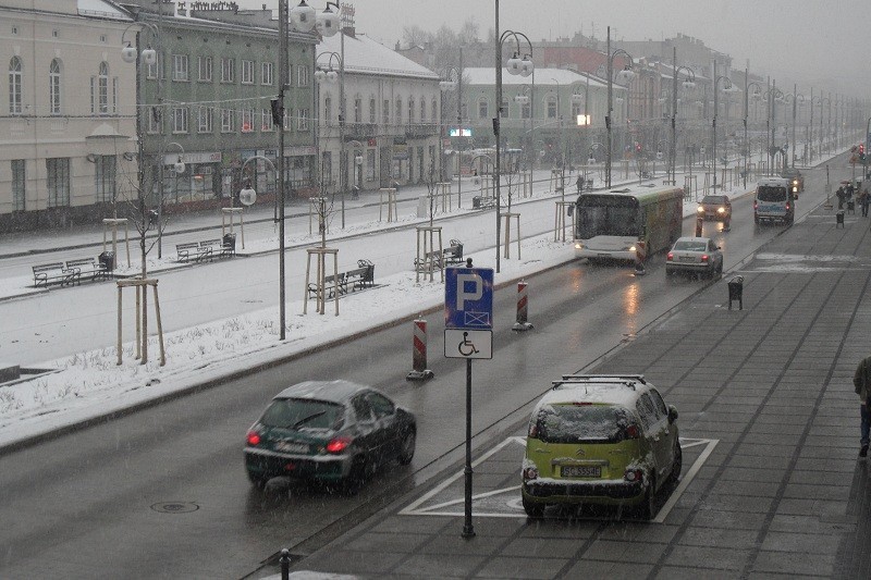 Częstochowa: Atak zimy, sytuacja na drogach staje się coraz trudniejsza. Możliwe oblodzenia [FOTO]