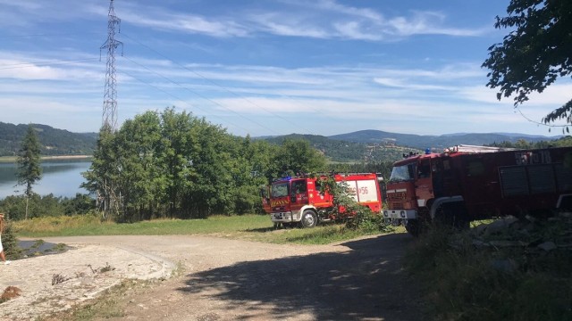Strażacy przyjechali nad Jezioro Mucharskie do pożaru paneli fotowoltaicznych