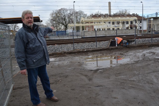 Ryszard Czyż, miłośnik Pruszcza Gd. wskazuje wiaty, z których zniknęły oryginalne ozdobniki