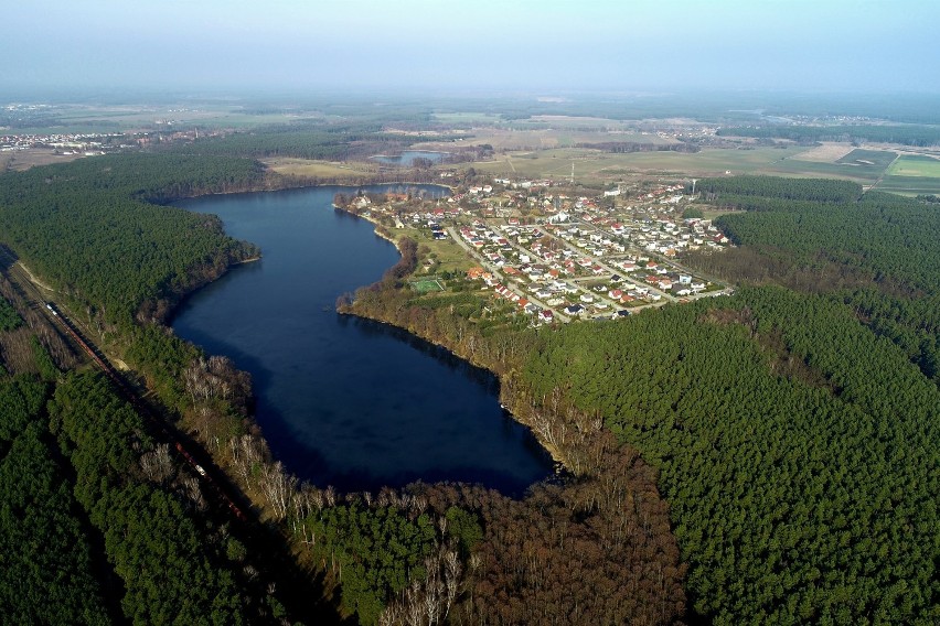 Na zdjęciach Grzegorza Walkowskiego zobaczymy jezioro, ale...