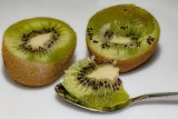 Skutki jedzenia kiwi - sprawdź, co zyskasz wprowadzając jeden z najzdrowszych owoców świata do swojej diety