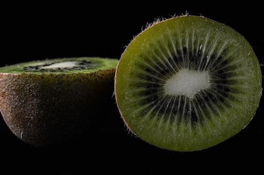 Kiwi – wzmacnia odporność: Kiwi jest źródłem witaminy C,...