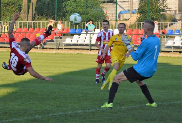 Wojciech Jamróz strzałem nożycami w ostatniej minucie doliczonego czasu ratuje Sole punkt w trzecioligowych derbach Małopolski z Podhalem Nowy Targ 2:2.