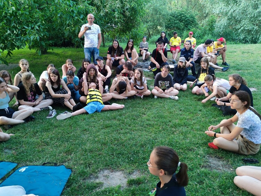 Spotkanie służb z dziećmi przebywającymi na obozie konnym w Zawidowicach