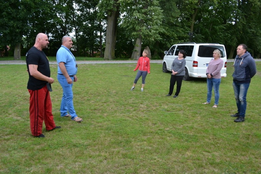 Człuchów. Tai chi na przedzamczu