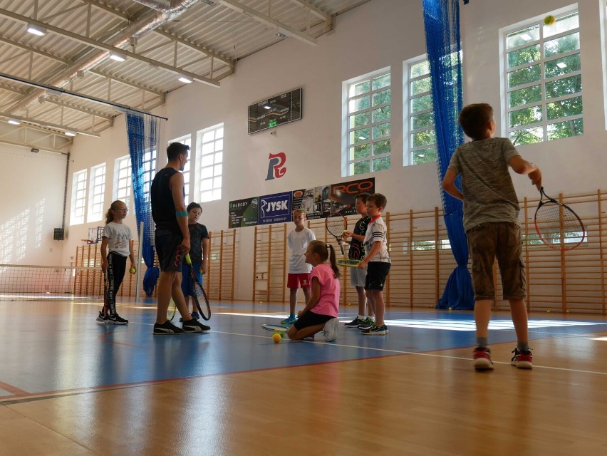 Trwają sportowe półkolonie "Wspinaj się i graj" w Powiatowej Hali Sportowej w Radomsku ZDJĘCIA
