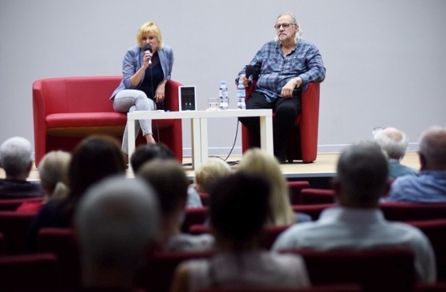 "Schowani do wora. Wspomnienia byłego wychowawcy więziennego" to książkowy debiut Andrzeja Flügela. Zdjęcia z autorskiego spotkania w bibliotece Norwid w Zielonej Górze