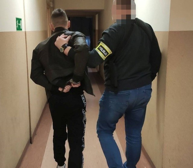 Łódzcy policjanci zatrzymali, który od pewnego czasu kradł w łódzkich sklepach expresy do kawy. 30-latek usłyszał 5 zarzutów i grozi mu kara do lat 5 pozbawienia wolności.