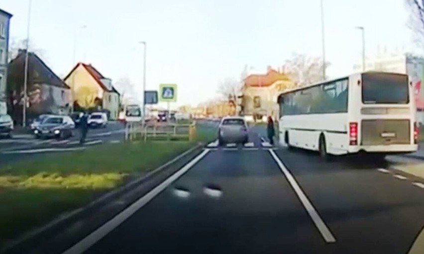 Kierowca nie zatrzymał się przed przejściem, na którym...