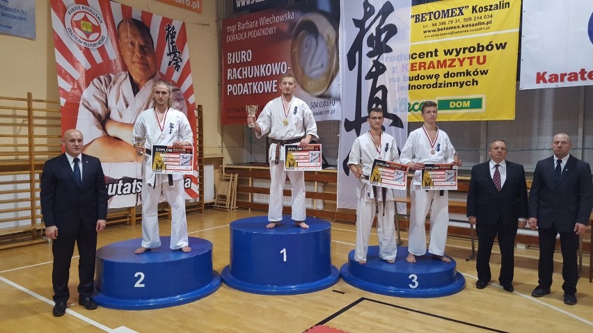 Młodzi karatecy z Krosna wywalczyli w Koszalinie drużynowe wicemistrzostwo Polski