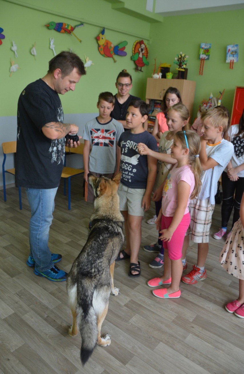 Wilczak czechosłowacki z opiekunem odwiedzili świetlicę "Horyzont"