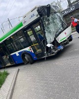 Wypadek w Krakowie. Zderzenie autobusu MPK z autem dostawczym na ul. Fieldorfa Nila