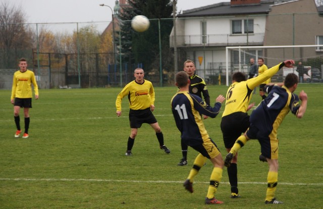 Górnik Bobrowniki Śląskie (czarne koszulki) - Piast Ożarowice (żółte koszulki)