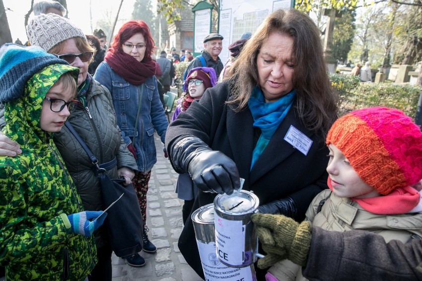 Znane osoby kwestują na krakowskich cmentarzach [GALERIA] 