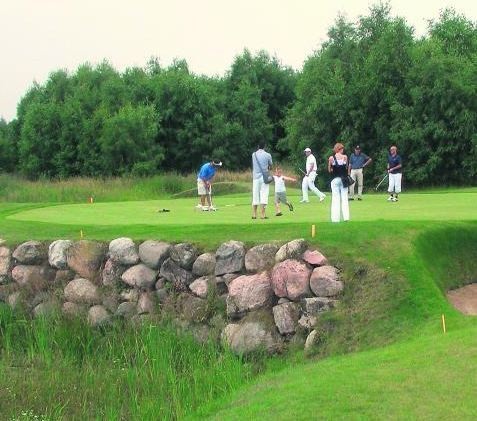 Najbliższe pole  golfowe jest w Choszcznie, 160 km od Poznania