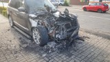 Leszno. Pożar samochodu na Święciechowskiej. Auto zapaliło się pod domem [ZDJĘCIA]