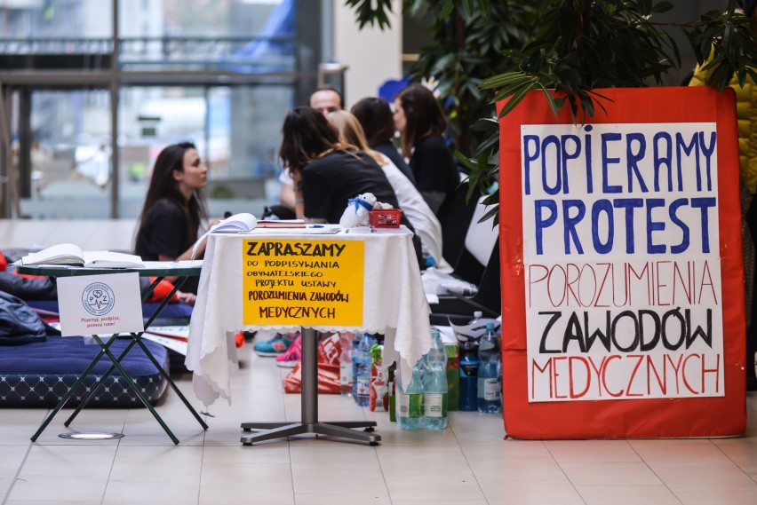 W CMI głoduje ośmiu młodych lekarzy. W czwartek odbył się drugi Marsz Protestu [ZDJĘCIA]