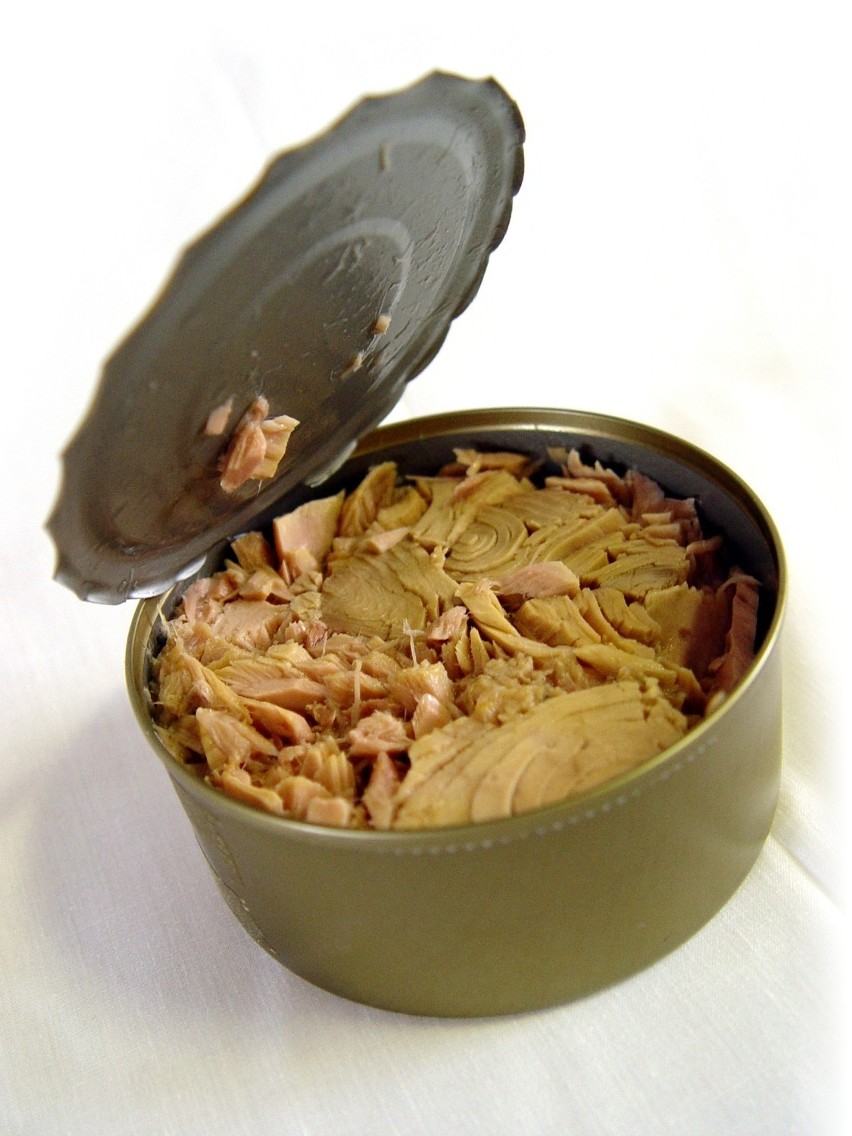 Sałatka z tuńczykiem

Składniki:
kilka liści sałaty...