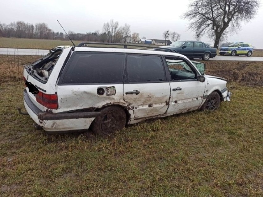 Samochód osobowy wypadł z drogi. Do zdarzenia doszło 11.03.2023 w Malechach, gm. Karniewo